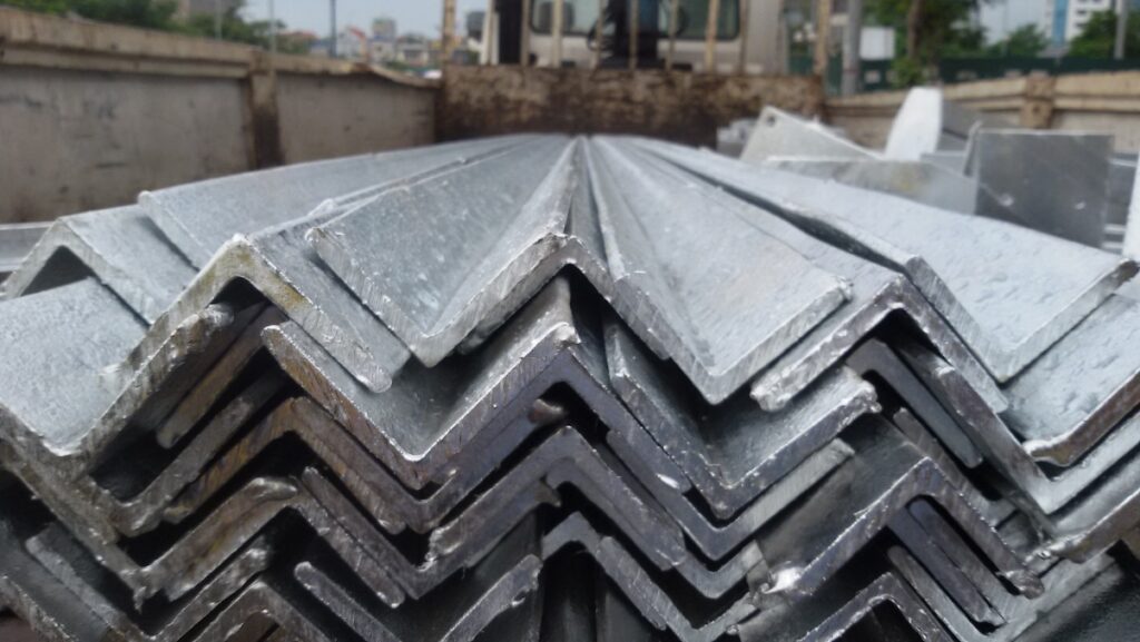 Đặc Tính Kỹ Thuật Ưu Việt Của Thép Góc Trong Xây Dựng